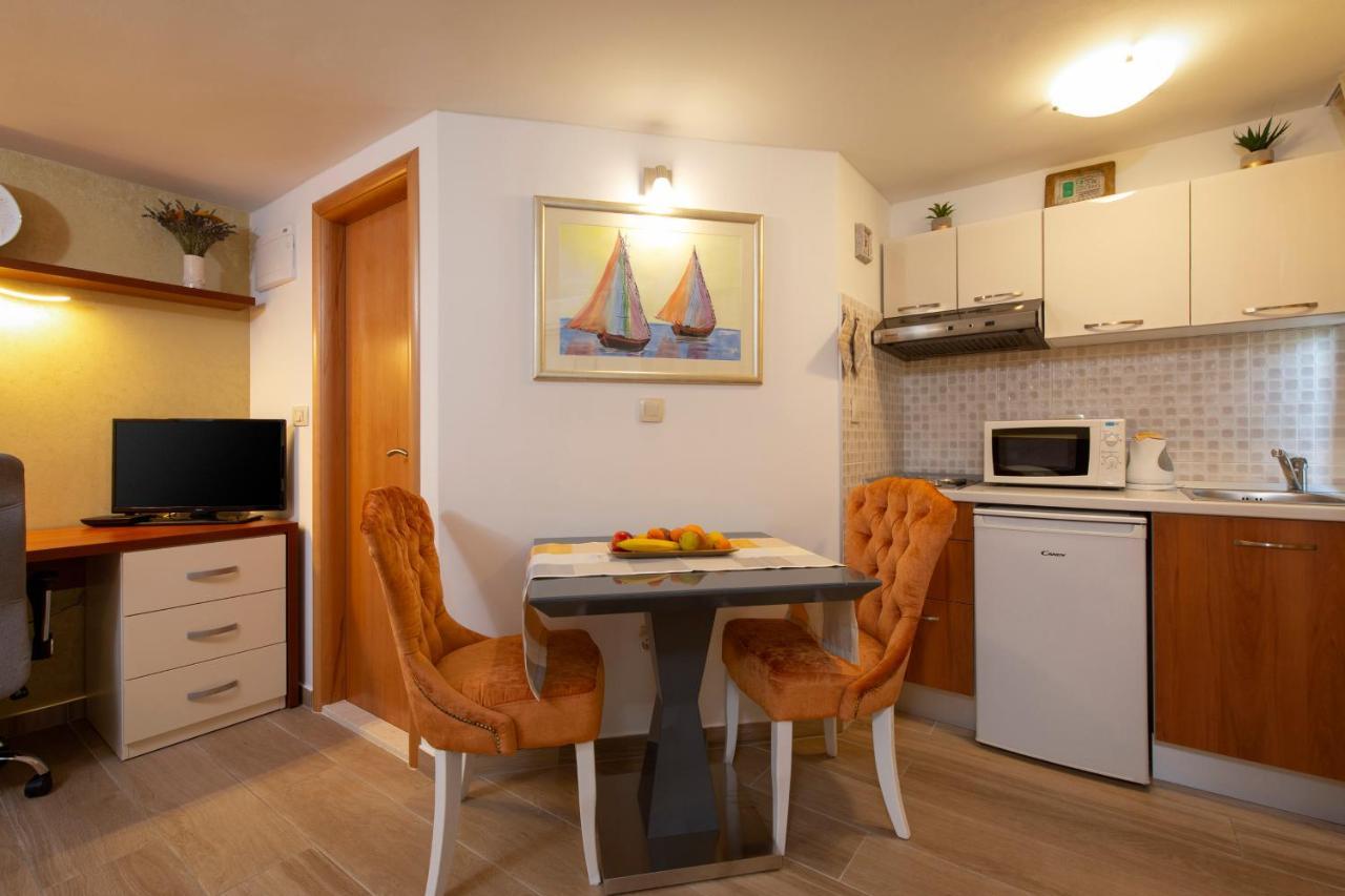 Studio Apartment Oleander Split Exteriör bild